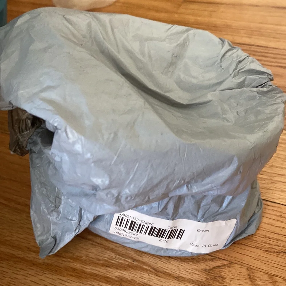 NWT DOG OR CAT DURABLE ELEVATED BOWL